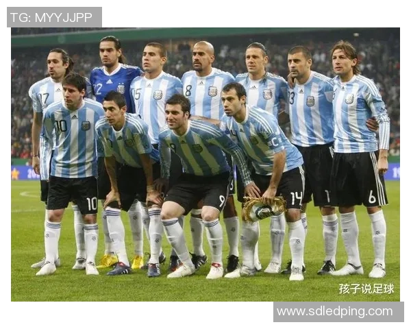 帅气足球明星风采尽显，激情四射的运动瞬间定格永恒荣耀