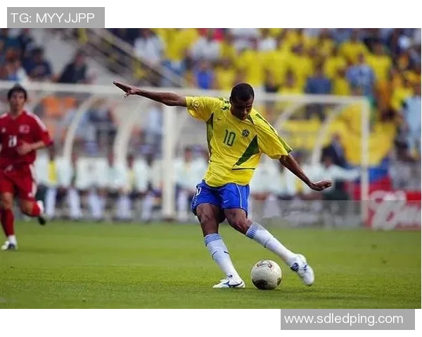 世界杯赛场上的足球鞋传奇:这些球星如何通过鞋子书写历史 世界杯赛场上的足球鞋传奇:这些球星如何通过鞋子书写历史